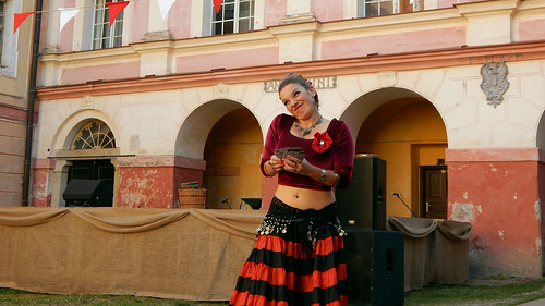 rot outdoor tanz blick schwarz personen kleid karten mittelalterfest tänzerin vimperk skeptischer