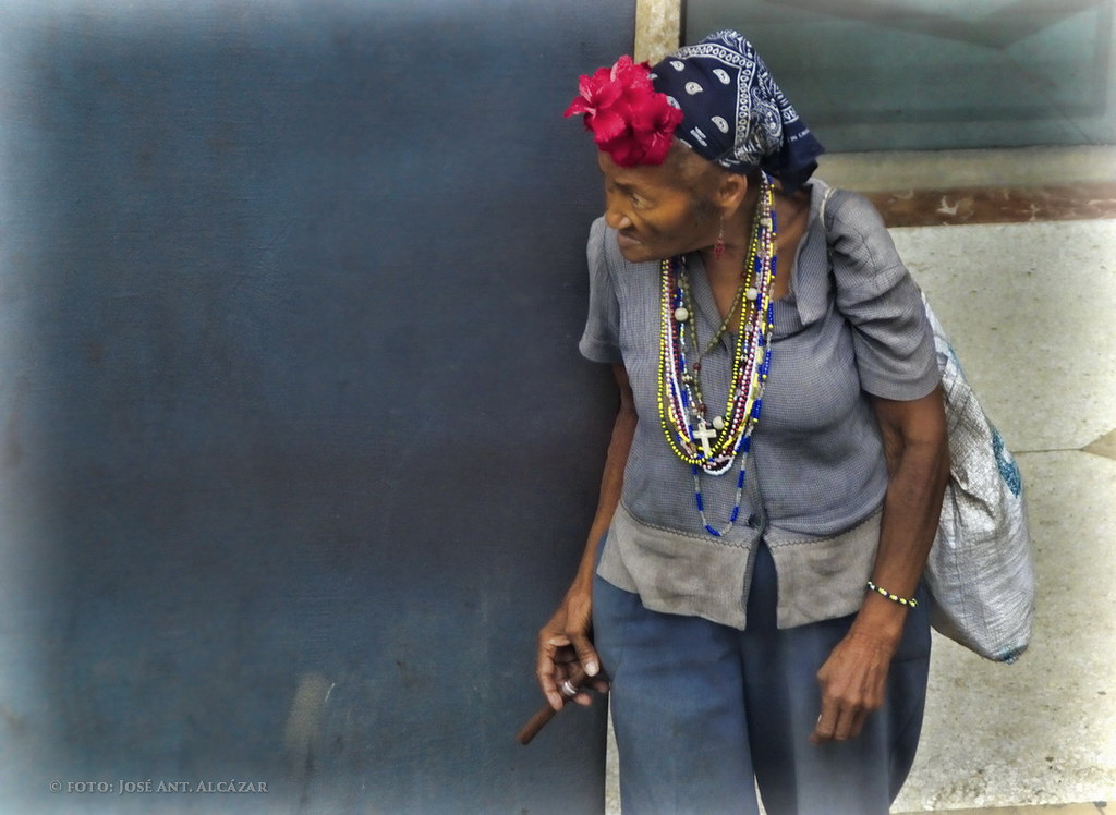 La Habana es realmente sorprendente. Pasear por sus calles es como estar en un sueño, y al mismo tiempo vivir la vida desde lo más profundo. Después de conocerla, no me extraña que esta ciudad haya sido fuente de inspiración para tantos artistas: músicos, escritores, pintores, cineastas. Y es que en sus calles se respira poesía por todos sitios.
… Pero lo más fascinante de La Habana son sus gentes, que al fin y al cabo son las que levantan ese paisaje humano tan característico, que da color y vida a lo que en principio es una ciudad urbanísticamente decrépita. Gente que día a día llena sus calles, en la mayoría de los casos, con la única pretensión de vivir un día más, de disfrutar un día más, de lo que para ellos es lo más importante: el ahora, el momento presente. Y de disfrutarlo sin prisas, a su ritmo, fumándose la vida puro a puro, día a día.