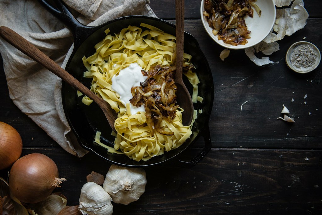 caramelized onion & roasted garlic pasta | two red bowls