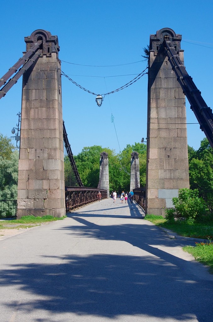 Цепной мост через реку Великая, город Остров, Россия