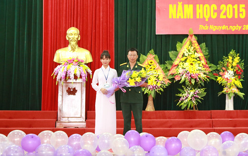 Các bạn sinh viên tặng hoa chúc mừng BGH nhà trường