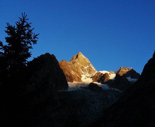 italy mountains alps colors montagne sunrise dawn climb alpen alpi montblanc montebianco valledaosta aostavalley