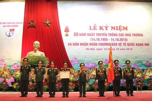 Đại tướng Đỗ Bá Tỵ trao Huân chương Bảo vệ Tổ quốc hạng Nhì cho Cục Nhà trường