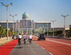 'Улочки' #Putrajaya! #Malaysia Шучу, это дорога к #PutraSquare, там находится офис премьер-министра.  Прокатиться на велосипеде по таким 'дорожкам' явно пр�
