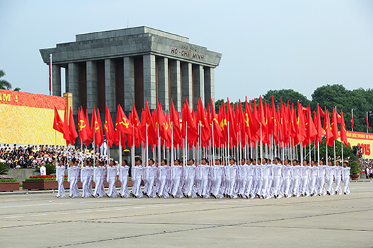 Khối cờ Đảng, cờ Tổ quốc tiến qua lễ đài.