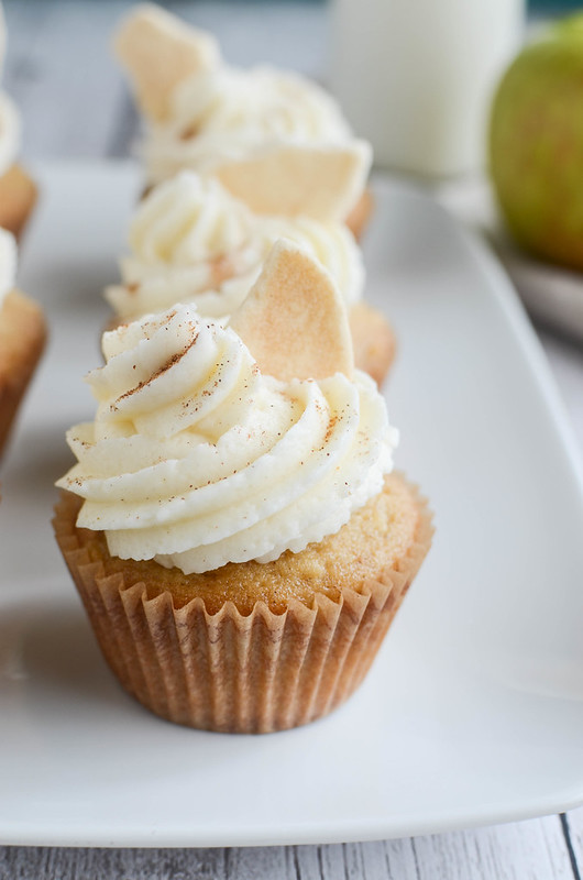 Apple Spice Cupcakes - yummy apple cupcakes topped with spiced vanilla frosting and cinnamon apple chips! Perfect fall cupcakes!