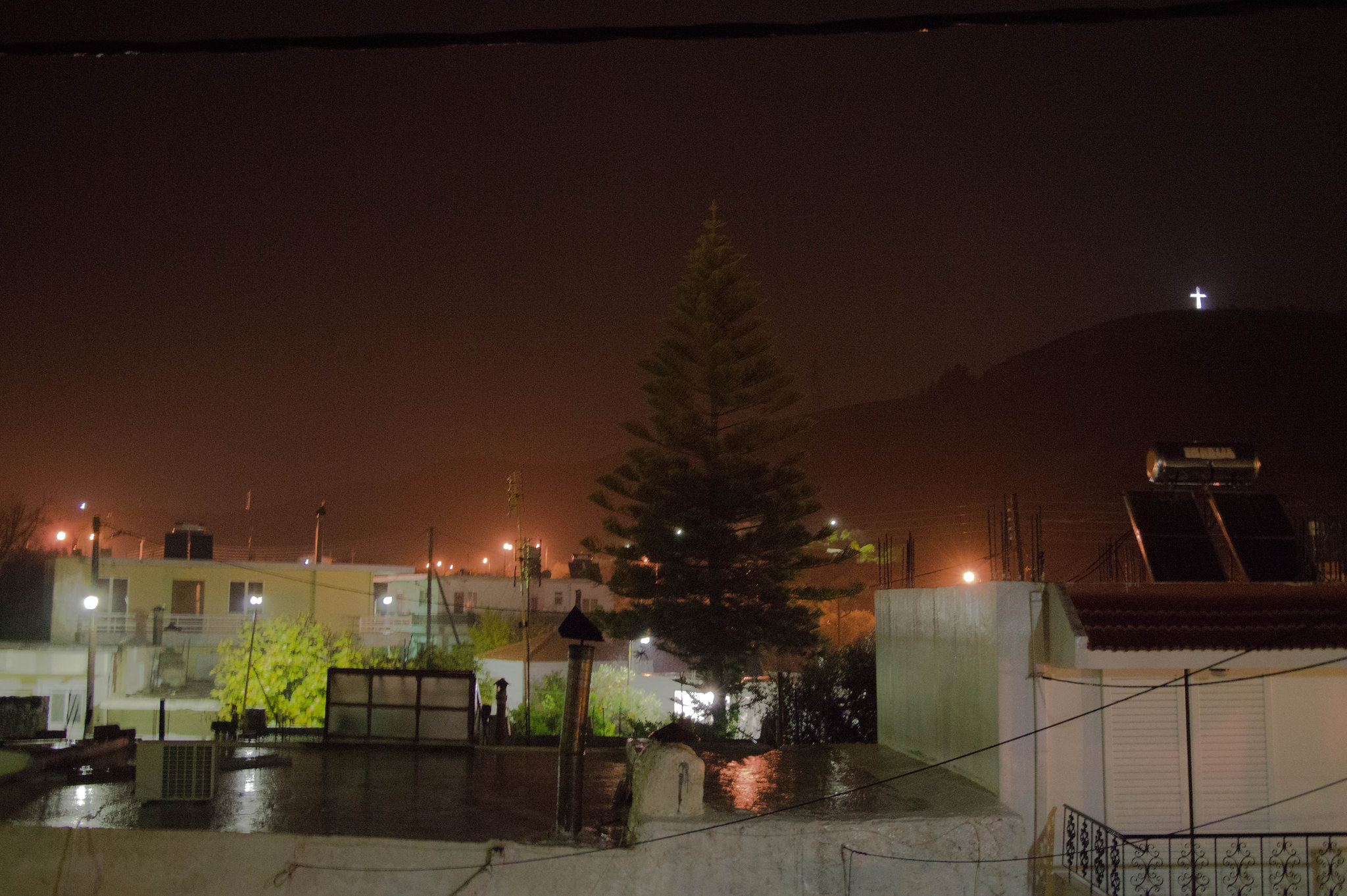 Νυχτερινή καταιγίδα πάνω από την στολισμένη για τις γιορτές των Χριστουγέννων Ψίνθο