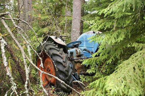 tractor abandoned midsommar blåberga