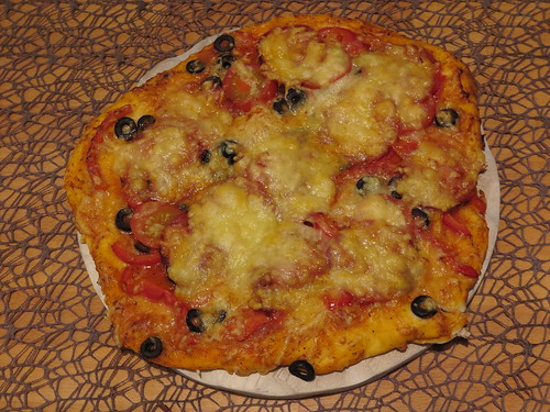 Pizza mit Paprika, Oliven und scharfer Salami