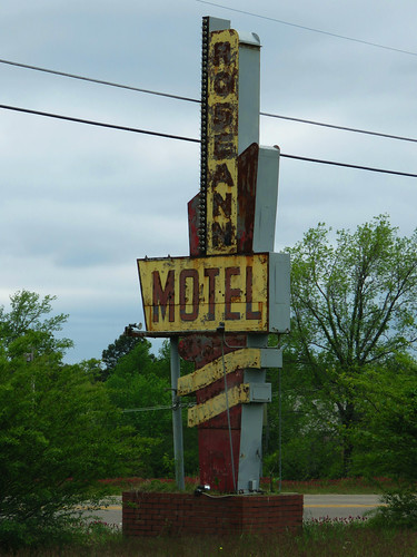 smalltown arkansas searcy motel vintagemotel closed decay abandoned bypassed metalsigns vintagesigns neon