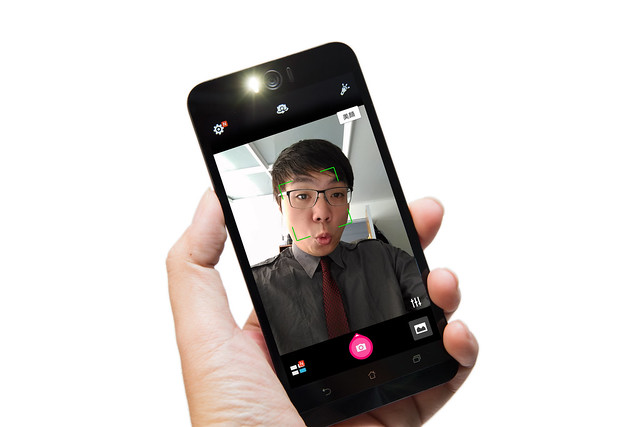 前後拍照都漂亮美麗！神拍機 ZenFone Selfie 開箱測試 @3C 達人廖阿輝