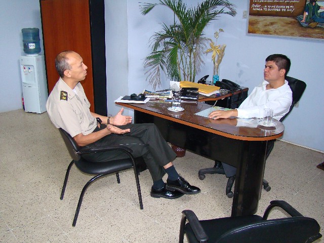 Saludo protocolario Jefe de la Policía al alcalde Dr. Ítalo Colamarco