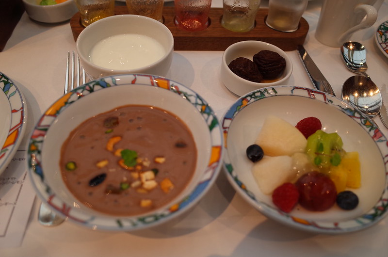 神戸北野ホテル世界一の朝食タピオカチョコレートオレと季節のフルーツ、プレーンヨーグルトとプルーンの紅茶漬け