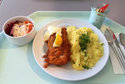 Baked coalfish filet with remoulade & potato salad / Gebackenes Seelachsfilet mit Kartoffelsalat