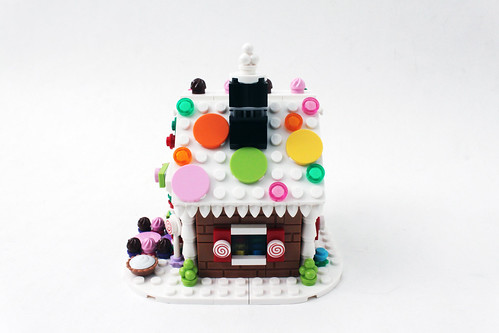 LEGO 2015 Seasonal Exclusive Gingerbread House (40139)