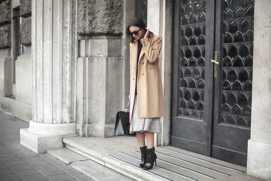 midi-skirt-ankle-boots-outfit-street-style