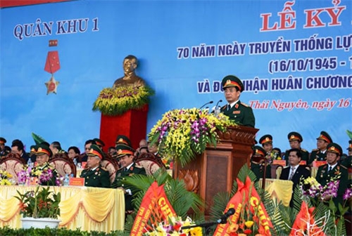 Trung tướng Phan Văn Giang, Tư lệnh Quân khu 1 đọc diễn văn kỷ niệm.