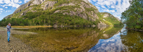 drangsdalen reflection photographer photographing camera man people spegling speiling autumn fall høst haust standing beach lake water vann stone fjell mountain trees woods forest skog trær green bluesky blueskies hovsvatnet hovsvannet lund dalane nature natur norsk norwegian rogaland norvege noruega norge scenery landscape lakescape beauty beautiful landskap norwegen norvegia mountains images pictures photos ranveigmarienesse ranveignesse peace serenity tranquil quiet clouds colours colors panorama pano pics photographs visitnorway paysage bilder sigmaart sigmaart1835mm sigma nikon nikond5200 still