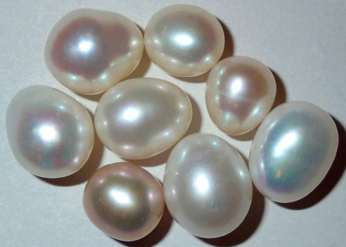 White & pink pearls (cultured)