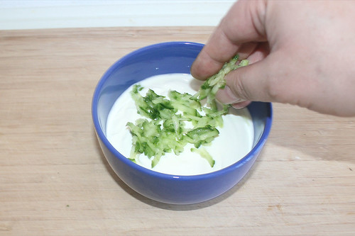 22 - Geriebene Salatgurke zu Joghurt geben / Add grated cucumber to yoghurt