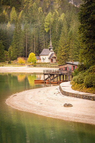 cabin chapel lake lago braies cortina d´ampezzo wood forest mountain sunrise sunlight green gold reflections