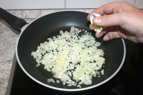 17 - Zwiebeln & Knoblauch andünsten / Braise onion & garlic ligthly