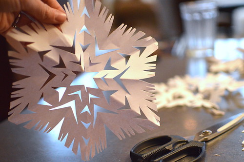 Let's make paper snowflakes http://evinok.com/?p=8462