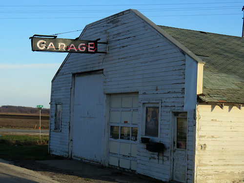 smalltown ladora iowa garage autorepair vintagesigns metalsigns neon