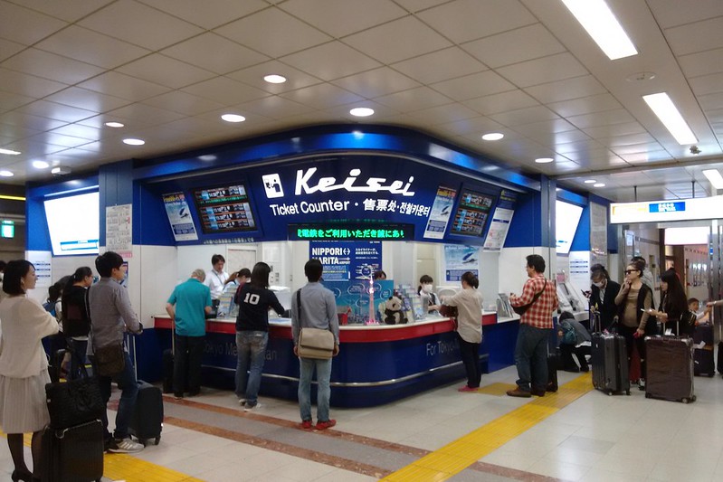 這次依舊選擇 Keisei 京成線，不過不搭 Skyliner 了，改坐比較便宜但是能夠直達淺草的 Sky Access 。