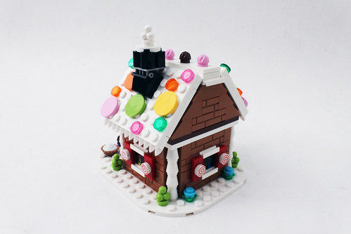 LEGO 2015 Seasonal Exclusive Gingerbread House (40139)