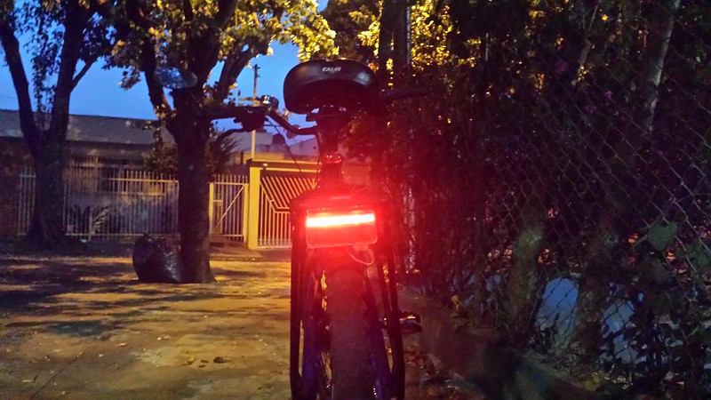 Quanto menor a velocidade da bike maior a intensidade luminosa da lanterna traseira