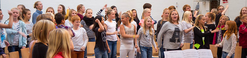 Mellanstadie- och gymnasieelever sjunger för tolerans