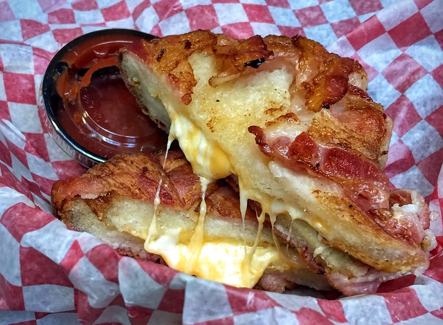 Parmi la nourriture la plus étrange du monde : le bacon wrapped cheese sandwich !