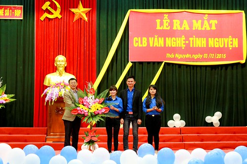 Đ/c Thượng tá Phạm Văn Hòa – Hiệu trưởng nhà trường tặng hoa chúc mừng CLB