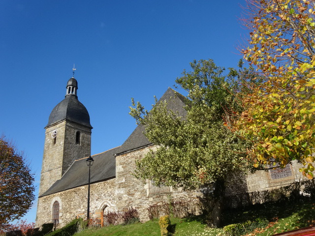 Le clocher de l&#039;église de Trans sous l&#039;azur Breton