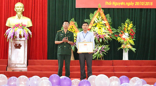 Đồng chí Thượng tá Phạm Văn Hòa - Hiệu trưởng trao tặng Giấy khen cho Giáo viên có thành tích cao trong tham gia Hội giảng Giáo viên dạy nghề toàn quốc năm 2015
