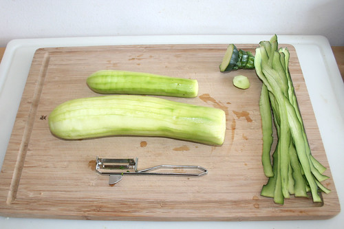 13 - Zucchini schälen / Peel zucchini