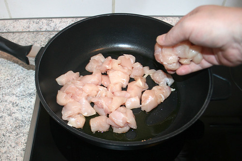 24 - Gewürfelte Hähnchenbrust in Pfanne geben / Put diced chicken breast in pan