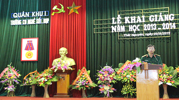 Đ/c Thượng tá Phạm Văn Hòa Hiệu trưởng nhà trường phát biểu Khai giảng năm học mới