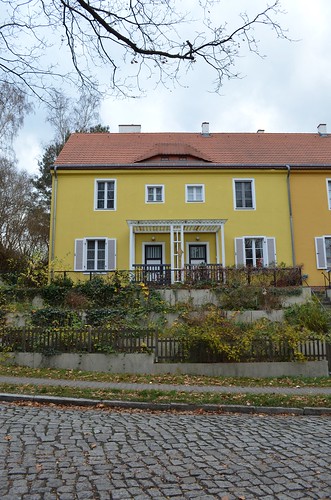 UNESCO World Heritage Site Berlin Modernism Housing Estates Gartenstadt Falkenberg Garden City Tuschkastensiedlung raised yellow house with tiered garden on Gartenstadtweg