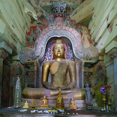 Buddha shrine at Gadaladeniya Rajamaha Viharaya