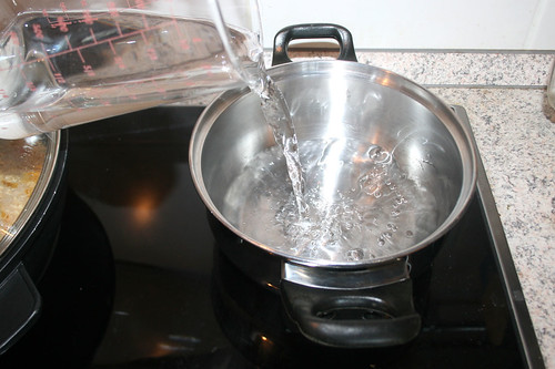 38 - Wasser für Reis aufsetzen / Bring water for rice to a boil