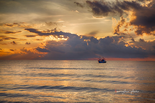 ocean sunset sea sky sun seascape clouds sunrise boat twilight asia natural outdoor vietnam bìnhminh ngoàitrời vũngtầu buổisáng hừngđông biểnvũngtầu