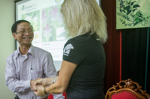 The handshake between Dr Tran Van Ban, Chairman of the Vietnamese Traditional Medicine Association and Jill Robinson MBE, Animals Asia's founder and CEO (3)