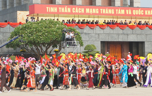 Khối Các Dân tộc Việt Nam tiến qua lễ đài.