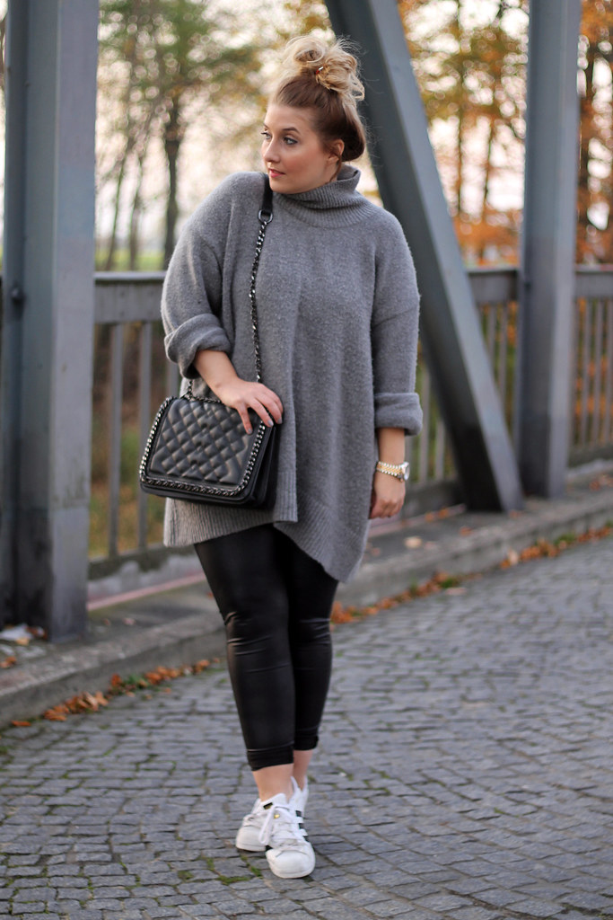 modeblog-fashionblog-blogger-top-grauer-pullover-hm-lederleggins-sneaker