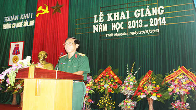 Đ/c Đại tá  Lê Anh Tuấn Phó tham mưu trưởng Quân Khu I dự Lễ Khai giảng
