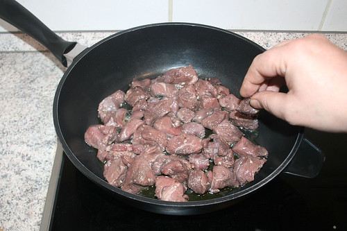 31 - Abgetropftes Lammfleisch in Pfanne geben / Put lamb meat in pan