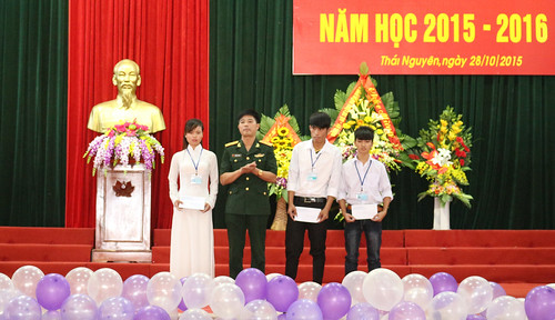 Đồng chí Trung tá Dương Nam Dũng – Bí thư Đảng uỷ, Phó Hiệu trưởng tặng thưởng cho HSSV đạt kết quả cao trong kỳ thi THPT quốc gia 2015 về nhập học tại trường