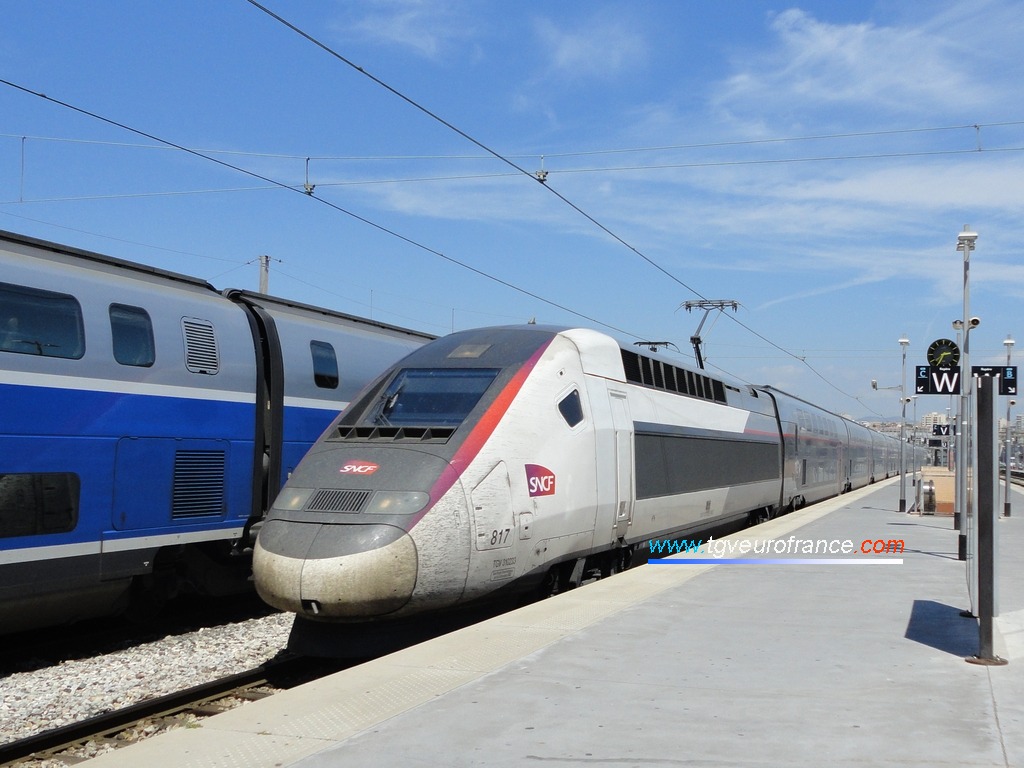 La rame TGV Euroduplex 817 de SNCF Voyages entrant en gare de Marseille Saint-Charles